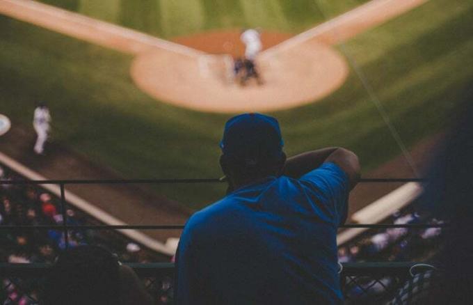 мъж гледа бейзболен мач