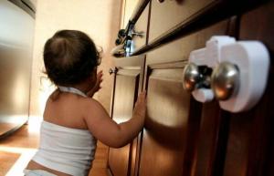 Печката, стълбите и 5-те други опасности, които родителите трябва да защитят от деца