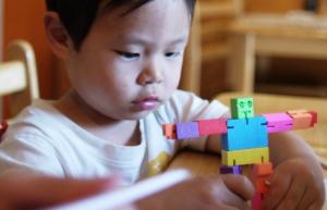 Studiul arată că copiii mici și roboții învață cuvinte noi în același mod