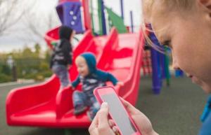Vil du have dit barn til at opføre sig? Stop med at se på din telefon, foreslår undersøgelse