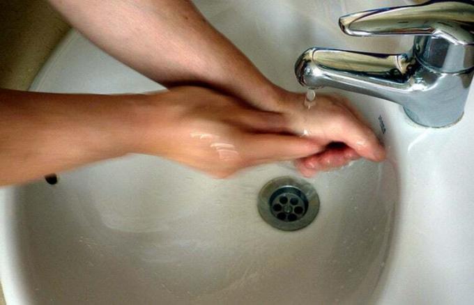 άτομο που πλένει τα χέρια