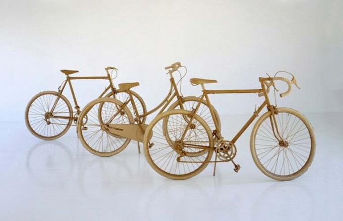 Chris Gilmour biciclete sculptură din carton