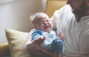 Vauvat voivat itkeä korosteilla, jos vanhemmilla on niitä