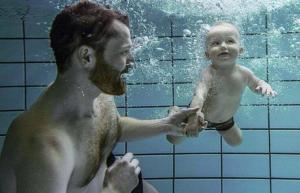 Hur du lär ditt barn att simma innan det kan gå – inga flytningar krävs