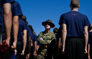 Cómo enseñarle a su hijo la disciplina del Cuerpo de Marines