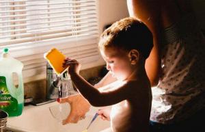 Proč už nebudu nutit svého autistického syna mýt nádobí