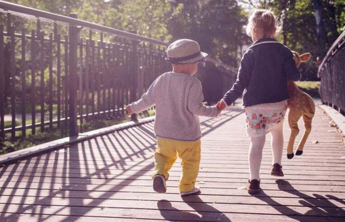 divi bērni šķērso tiltu
