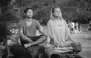 3 maneiras pelas quais a meditação pode melhorar seu relacionamento
