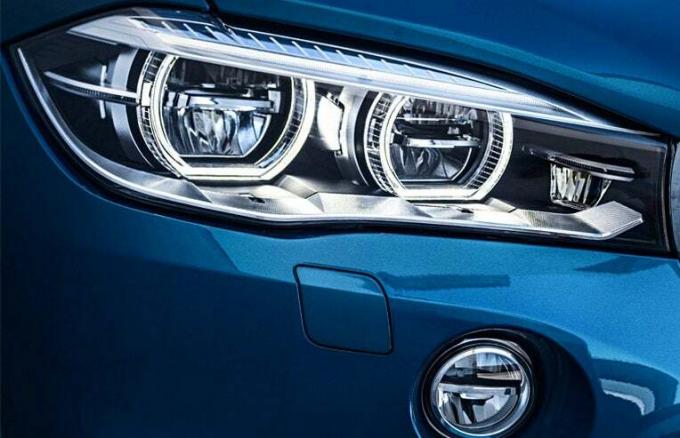 Dinamikus LED-es fényszórók és automatikus távolsági fényszórók – az autó biztonsági jellemzői