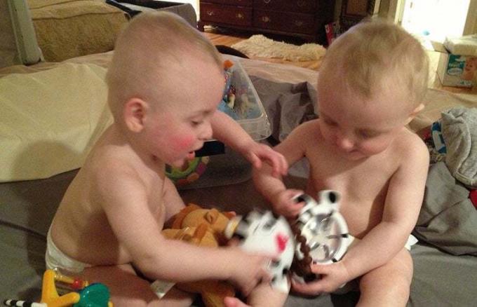 des jumeaux se disputent un jouet