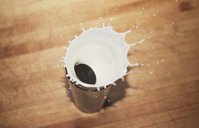 นมกระเซ็นในแก้ว