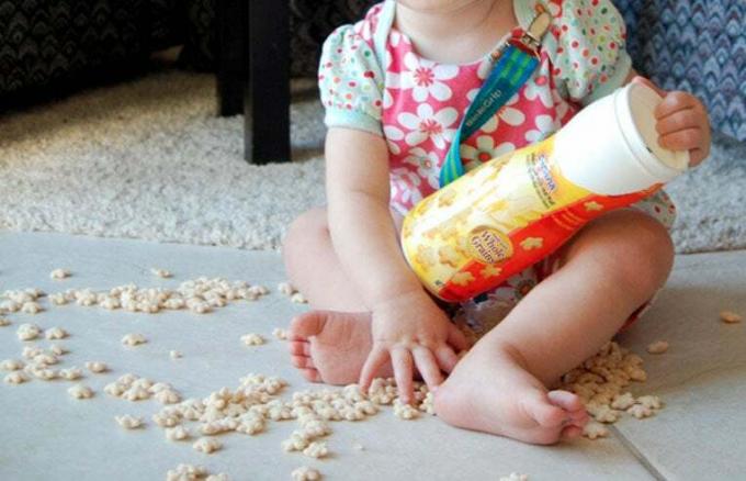beba koja prosipa krekere