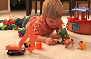 Cómo asegurarse de que los juguetes que compra para su hijo sean seguros