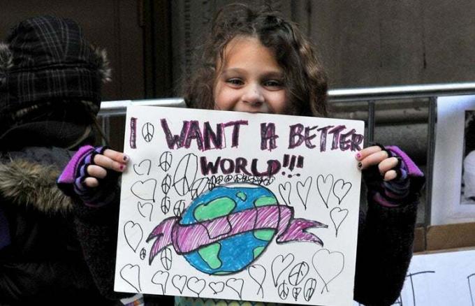 flicka som protesterar för en bättre värld