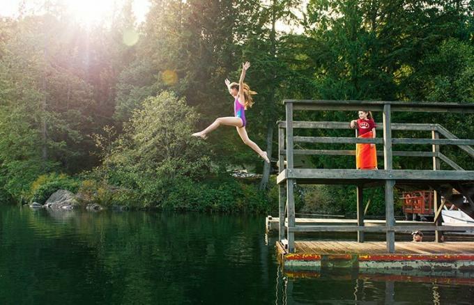 tüdruk hüppas jõkke
