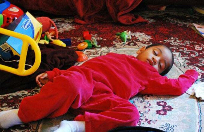 chłopiec śpi na dywanie
