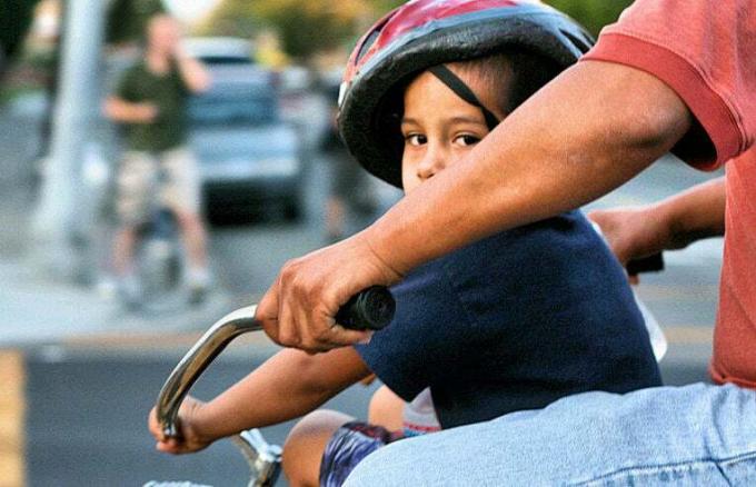 自転車に乗ったお父さんと子供