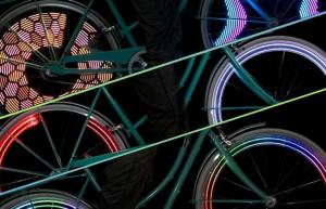 אורות האופניים החדשים ביותר של MonkeyLectric נדלקים אוטומטית לבטיחות