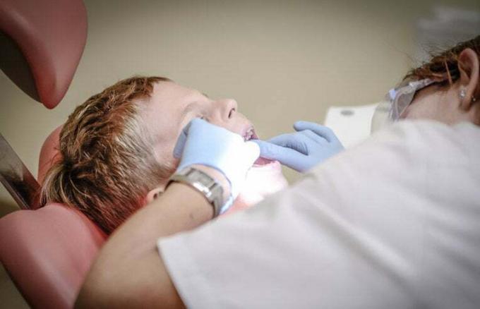 enfant chez le dentiste