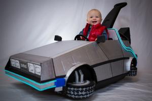 Обратно в бъдещето Бебе Макфлай в количка DeLorean