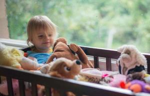 6 steg för att få ett litet barn att leka självständigt