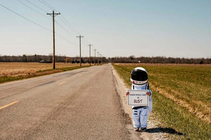 Um pai fotografa seu filho astronauta explorando novos mundos