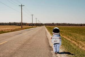 אבא מצלם את בנו האסטרונאוט חוקר עולמות חדשים