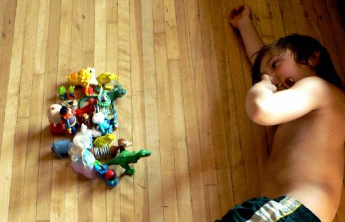 copil autist care se joacă cu jucării