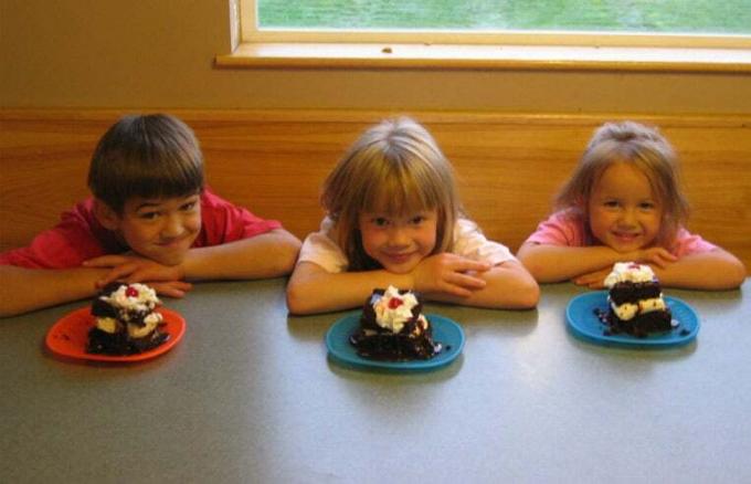 enfants mangeant un gâteau à la fête d'anniversaire