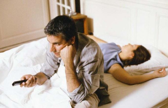 kjedelig mann i seng med kone