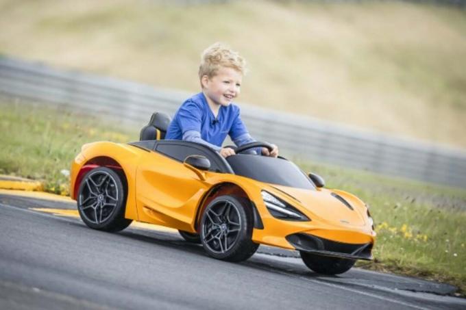 Αυτό το σπορ αυτοκίνητο McLaren 720S για παιδιά είναι μια απίστευτα κομψή διαδρομή