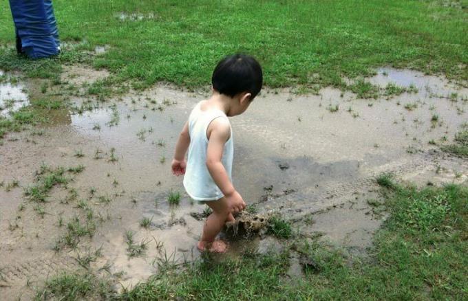 laps mängib mudas