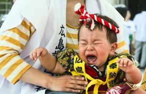 일본의 400세 나키 스모는 아기를 위한 우는 대회입니다.