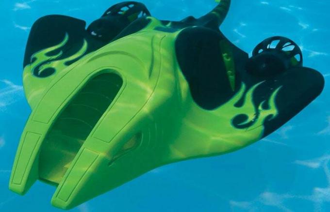 Swim Along Manta Ray - os melhores brinquedos e jogos de piscina para crianças