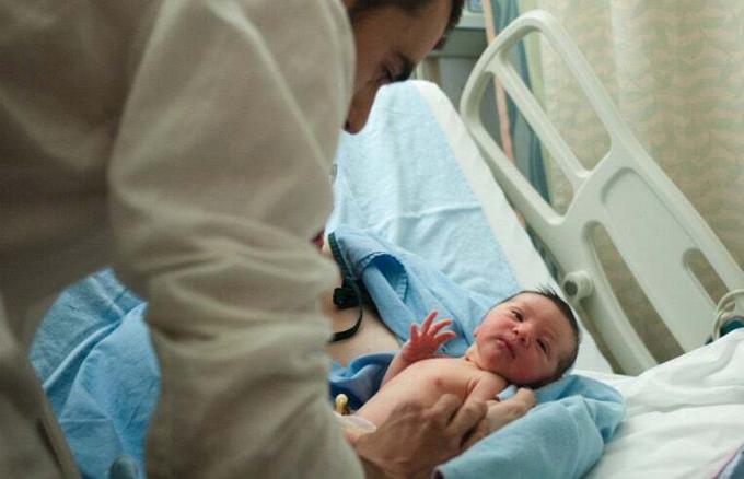 ayah dan bayi baru lahir di rumah sakit