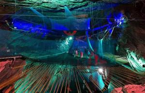 Bounce spodaj je podzemni trampolin v Walesu