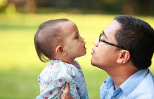 Știința explică de ce părinții bebelușul vorbesc cu copiii lor involuntar