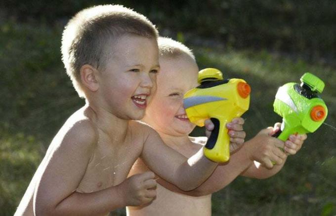 деца с водни пистолети