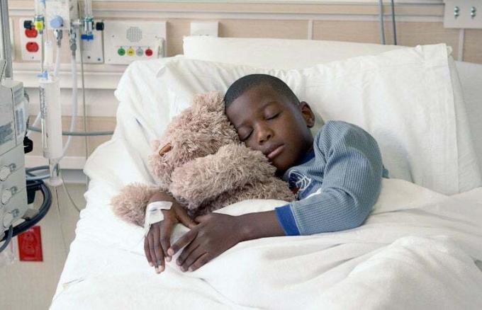 病院のベッドの子供