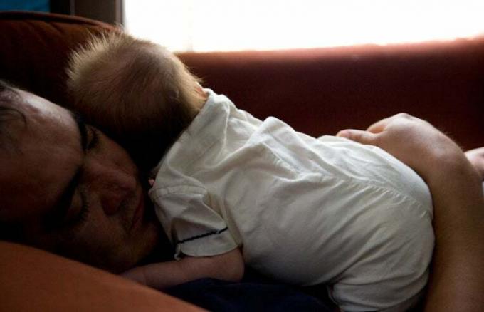 Vater schläft mit Baby