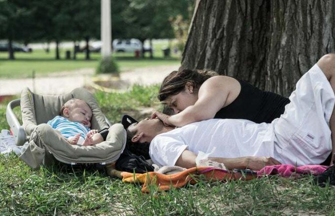 ζευγάρι στο πάρκο και μωρό στο κάθισμα αυτοκινήτου