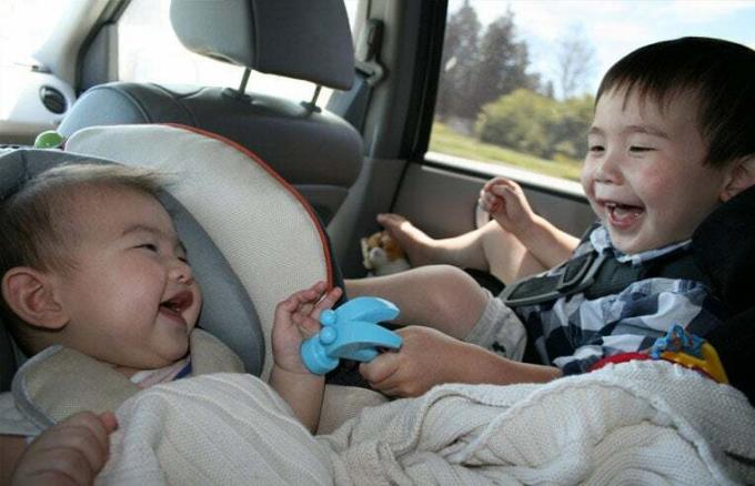 súrodenci hrajúci sa v aute