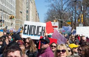 En la Marcha por Nuestras Vidas, maestros y padres siguen a los adolescentes para variar