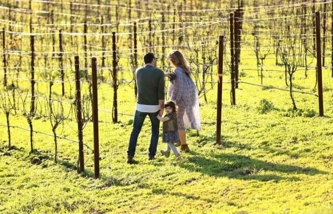 famiglia che cammina attraverso la cantina