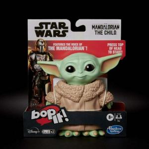 L'orribile Baby Yoda 'Bop It!' Il giocattolo incoraggia stranamente a prendere a pugni i bambini