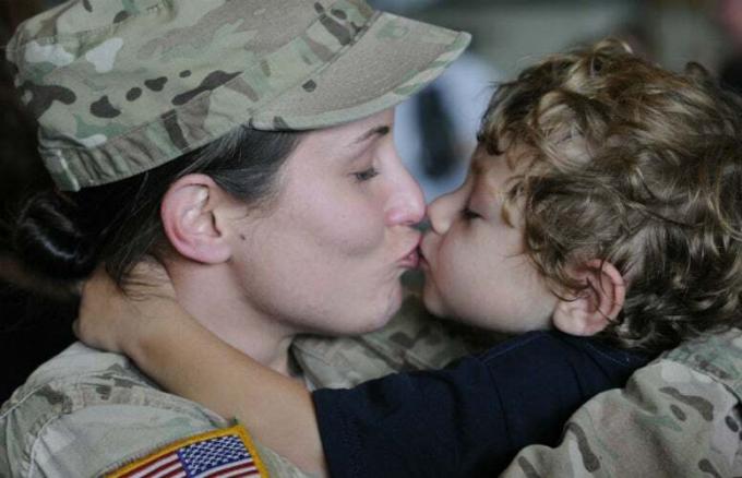 군대 엄마는 아들과 함께 동창회를 가지고 있습니다.