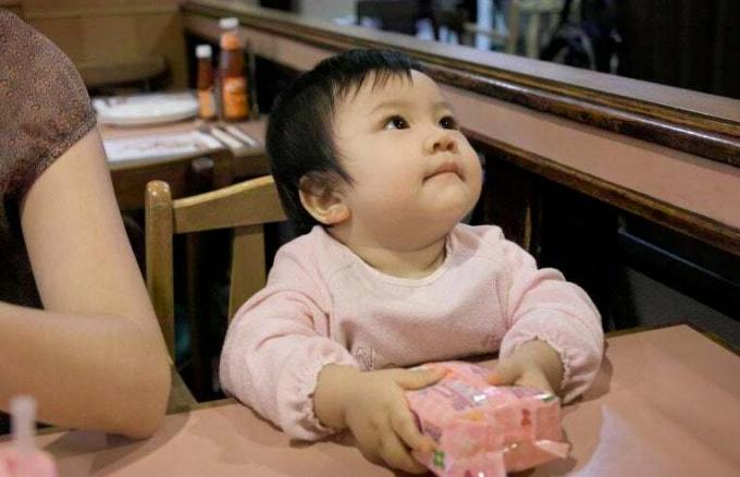 baby-at-restaurant