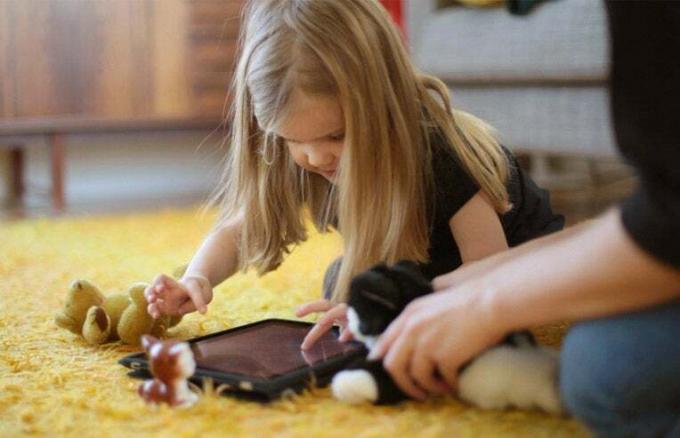 criança brincando com tablet