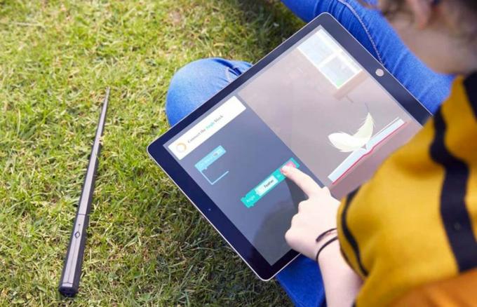 Kanoova nová kódovací hračka Harryho Pottera umožňuje dětem stavět a používat vlastní hůlku