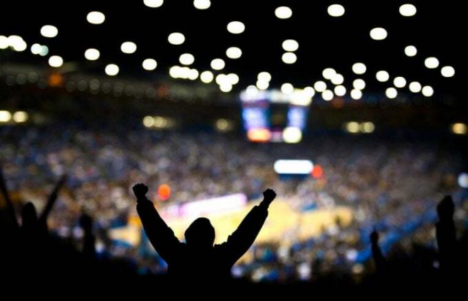 torcendo no jogo de basquete